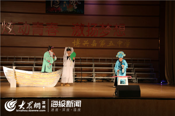 邱淑贞素颜带全家人逛街 12岁女儿美貌盖过母亲【十大外围足球平台app】(图1) 十大外围足球平台app
